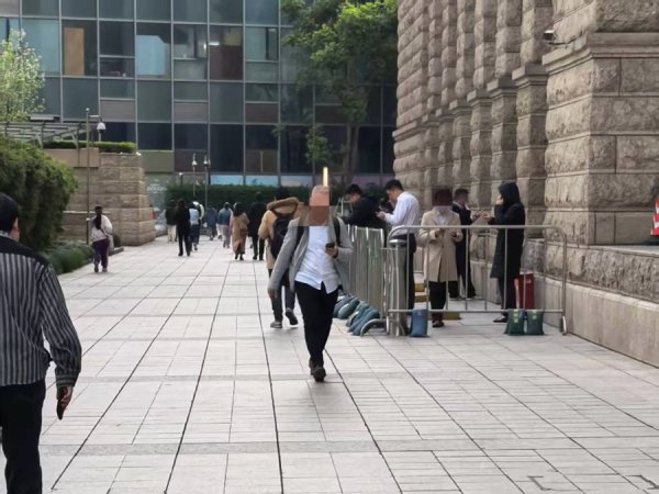 信通配资 上海一些楼宇的吸烟点设在行人密集途经处！不少市民疑惑：这合理吗？