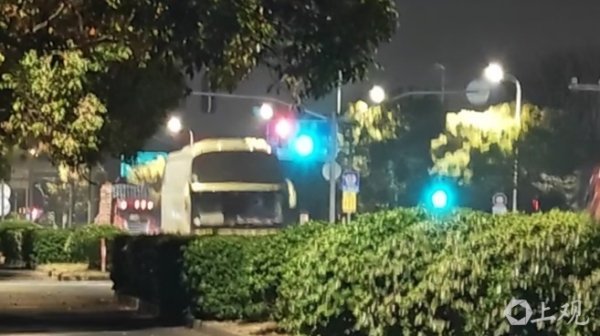 公赢网配资 记者体验上海跨省长途“红眼客车”：黎明前一路兜客，肆意超速闯红灯