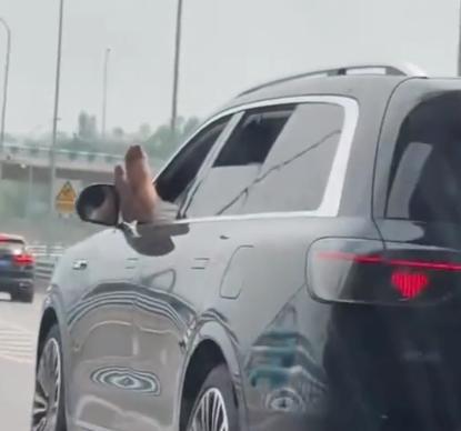 319策略 重庆一司机双脚伸出窗外驾车 智驾误用引热议