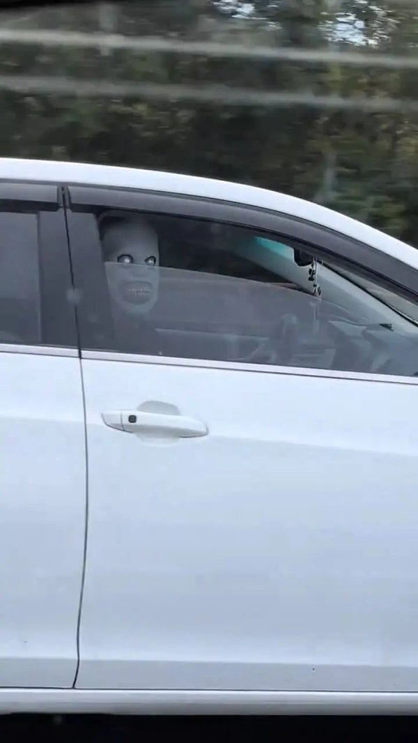 天宇配资 有人戴恐怖面具故意惊吓高速车辆？高速交警：正在处理