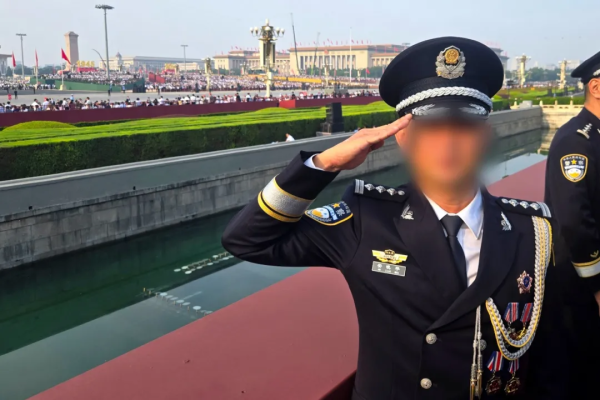 美港通配资 他在天安门前留下一张不能露脸的照片